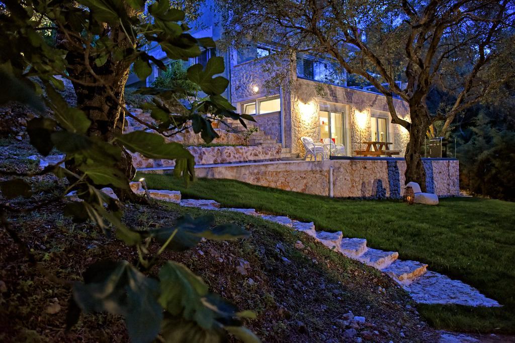 Mavres Luxury Studio Agios Matthaios  Exterior photo