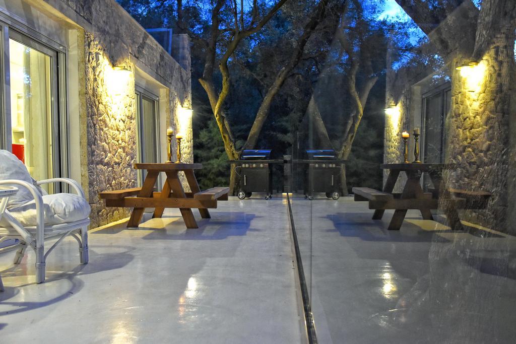 Mavres Luxury Studio Agios Matthaios  Exterior photo